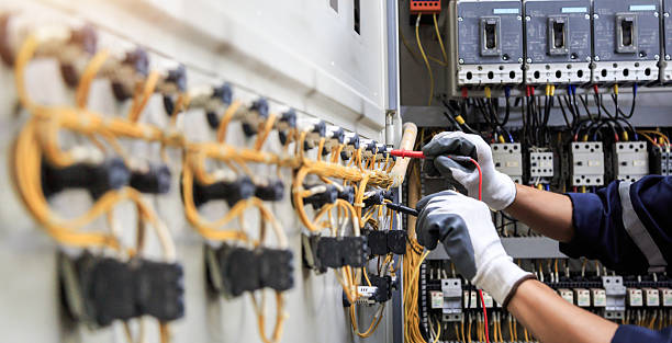 Professional Electrician technician working in Grosse Pointe Woods, MI